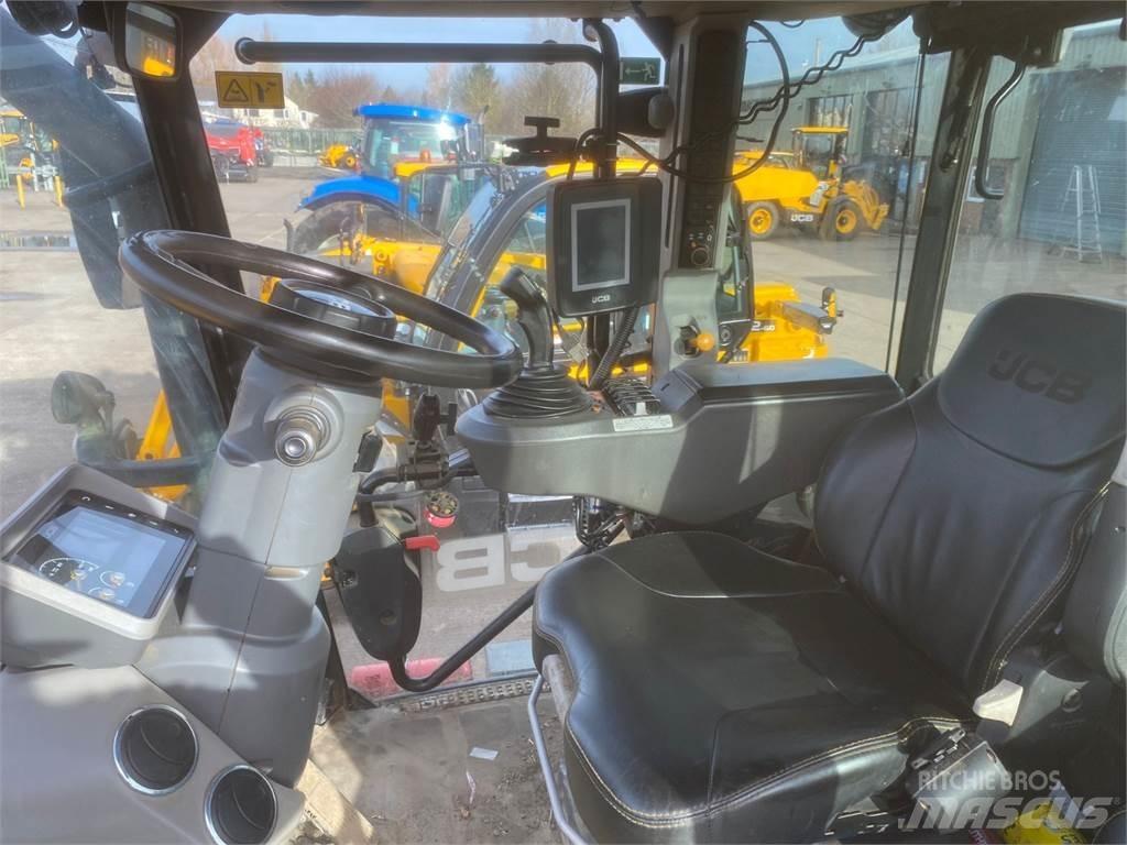 JCB 4220 Трактори