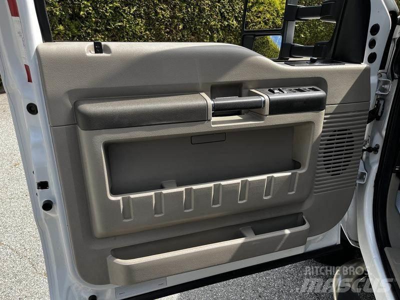 Ford F-550 Общински/универсални превозни средства
