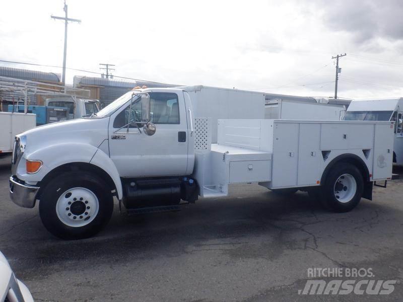 Ford F-750 Общински/универсални превозни средства
