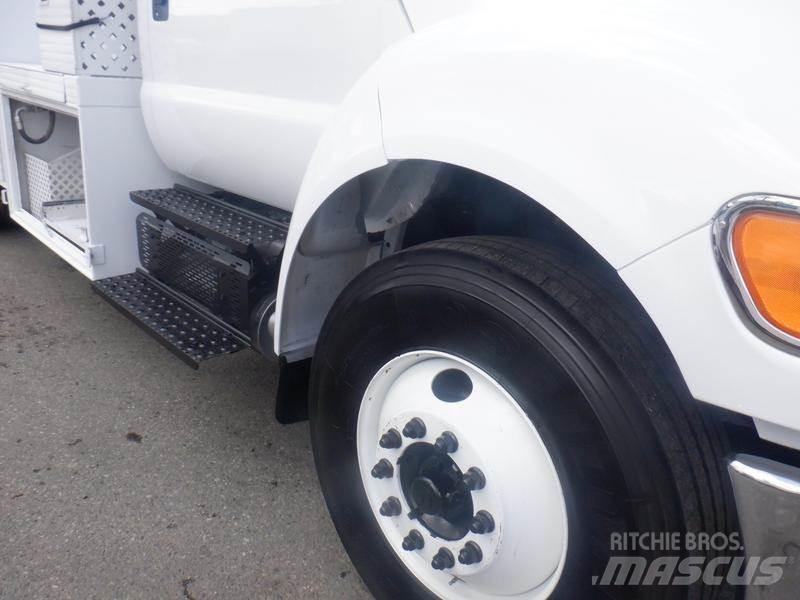 Ford F-750 Общински/универсални превозни средства
