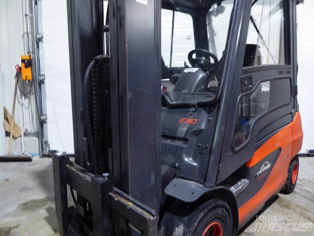 Linde E30-01 Електрически вилични кари-повдигачи
