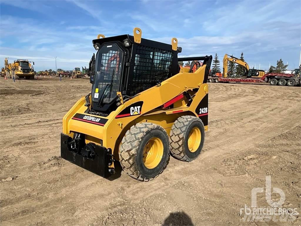 CAT 242B3 Мини товарачи
