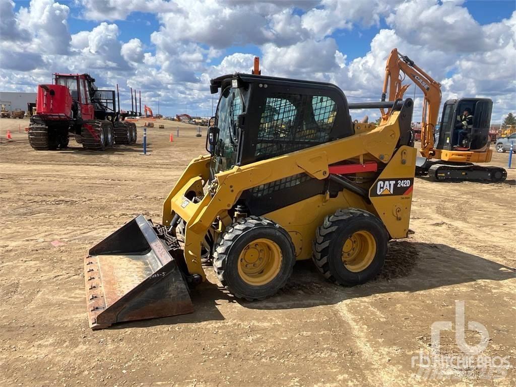CAT 242D Мини товарачи
