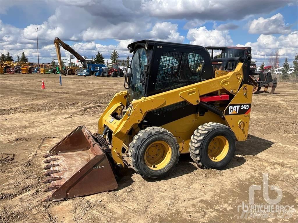 CAT 242D Мини товарачи
