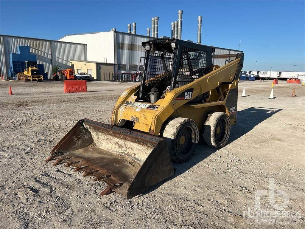 CAT 252 Мини товарачи
