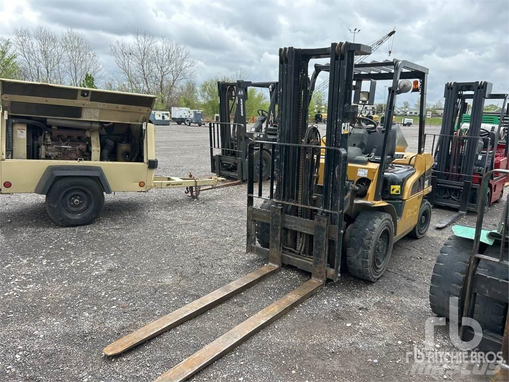 CAT C5000 Дизелови камиони