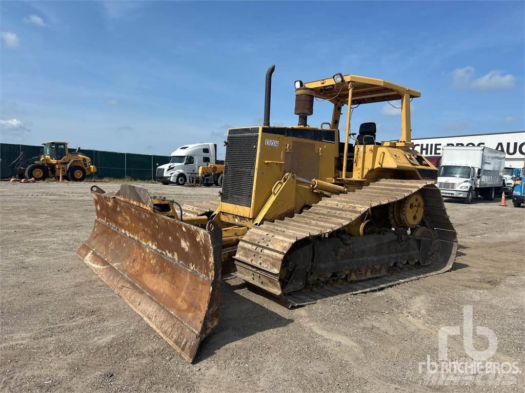 CAT D6M Верижни булдозери

