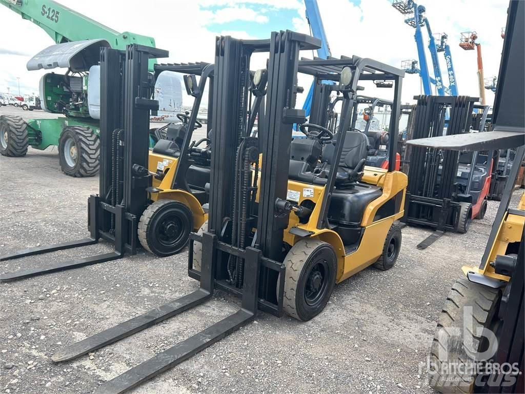 CAT DP25N Дизелови камиони