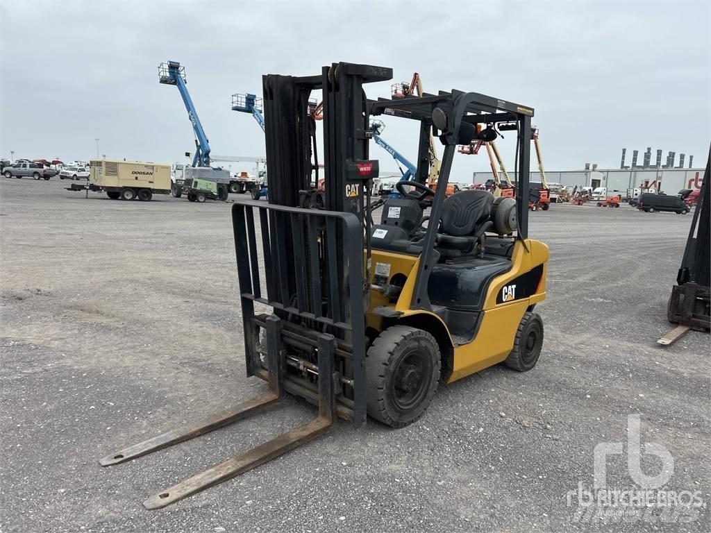 CAT GP25N Дизелови камиони