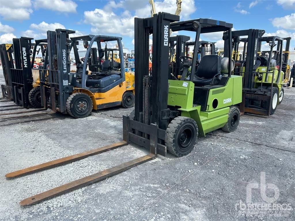 Clark CPX25 Дизелови камиони