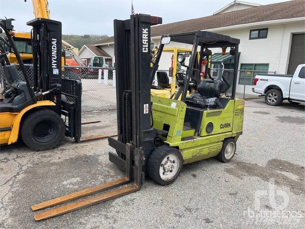 Clark GCX30E Дизелови камиони