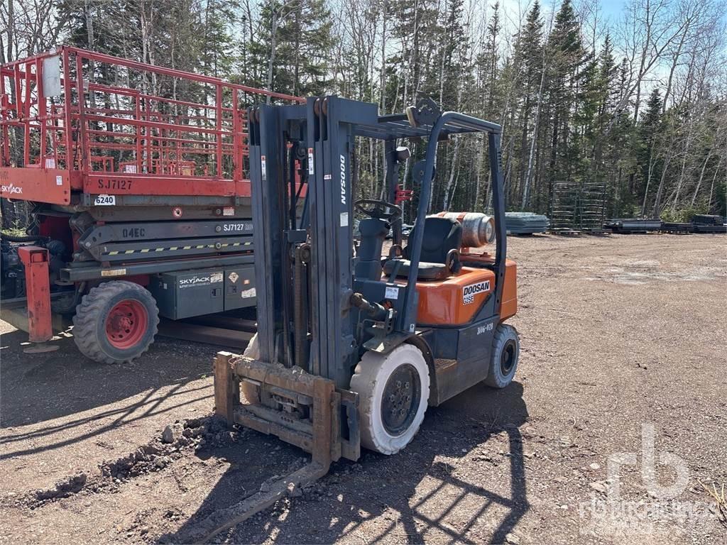 Doosan G25E-3 Дизелови камиони