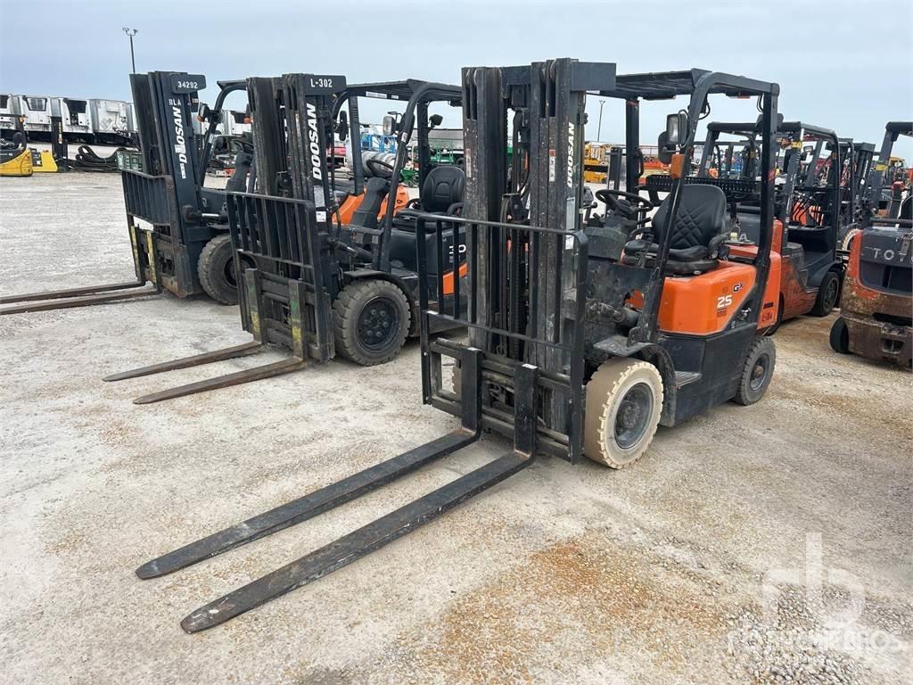 Doosan G25G Дизелови камиони