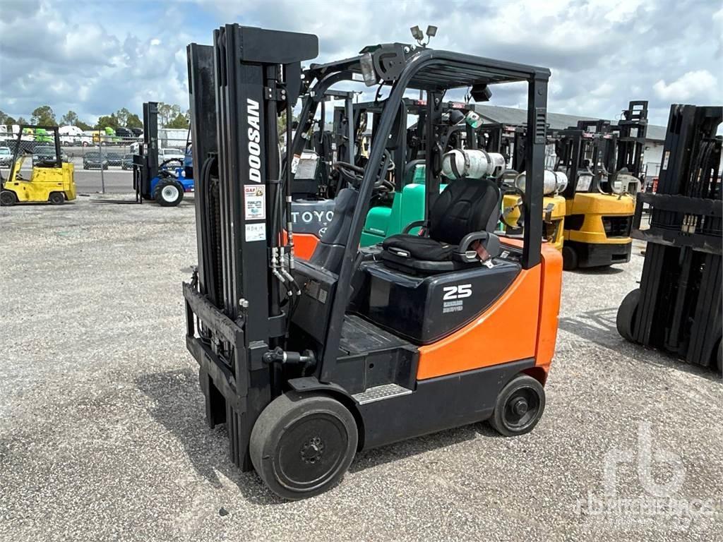 Doosan GC25E-3 Дизелови камиони