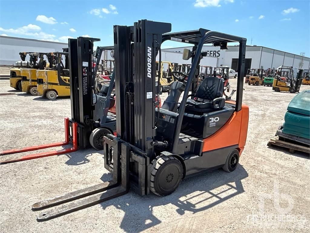 Doosan GC30E-5 Дизелови камиони