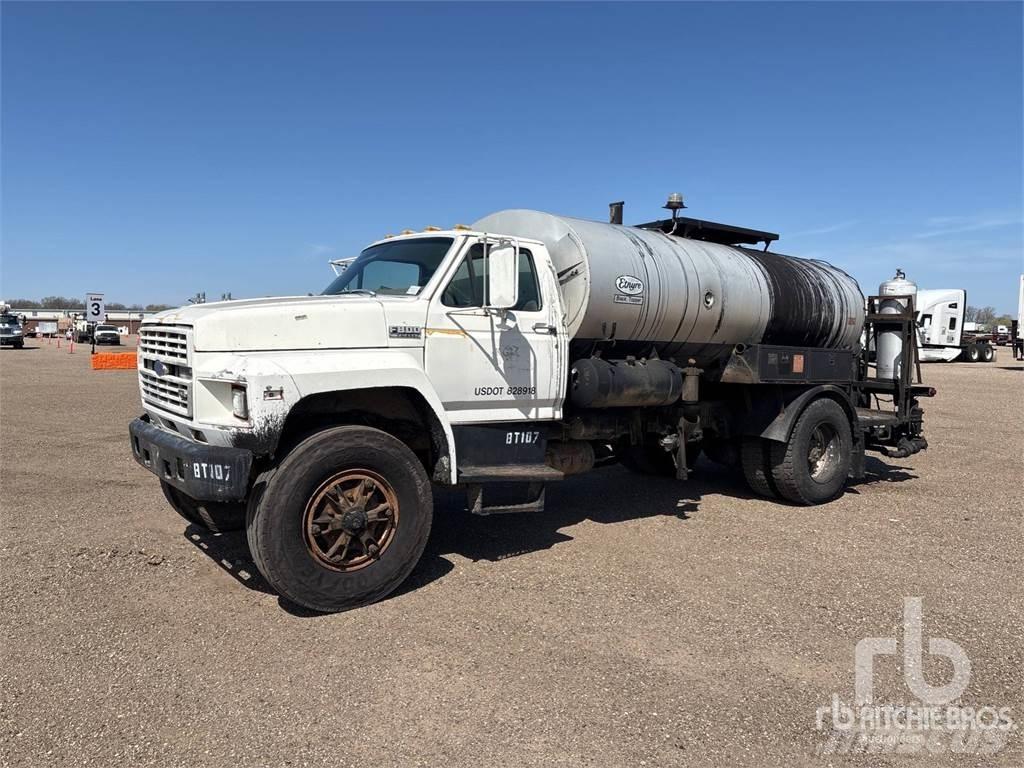 Ford F800 Гудронатори