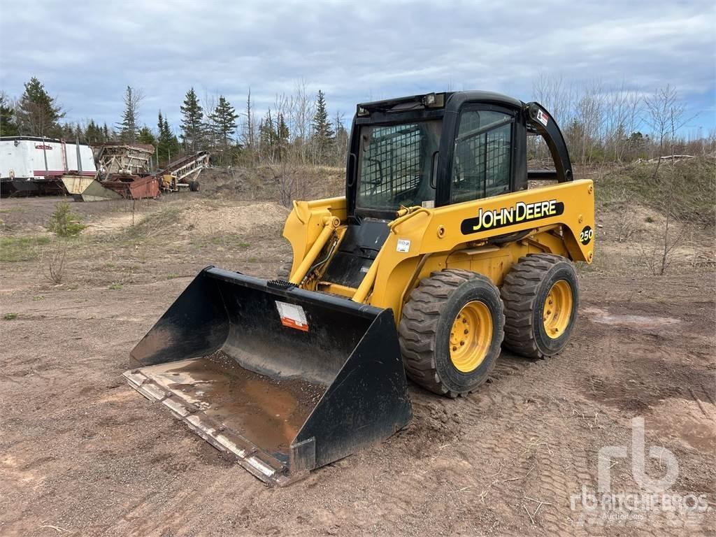 John Deere 250 Мини товарачи

