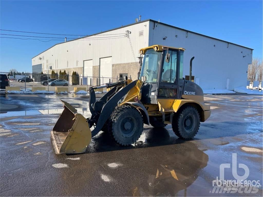 John Deere 304J Колесни товарачи
