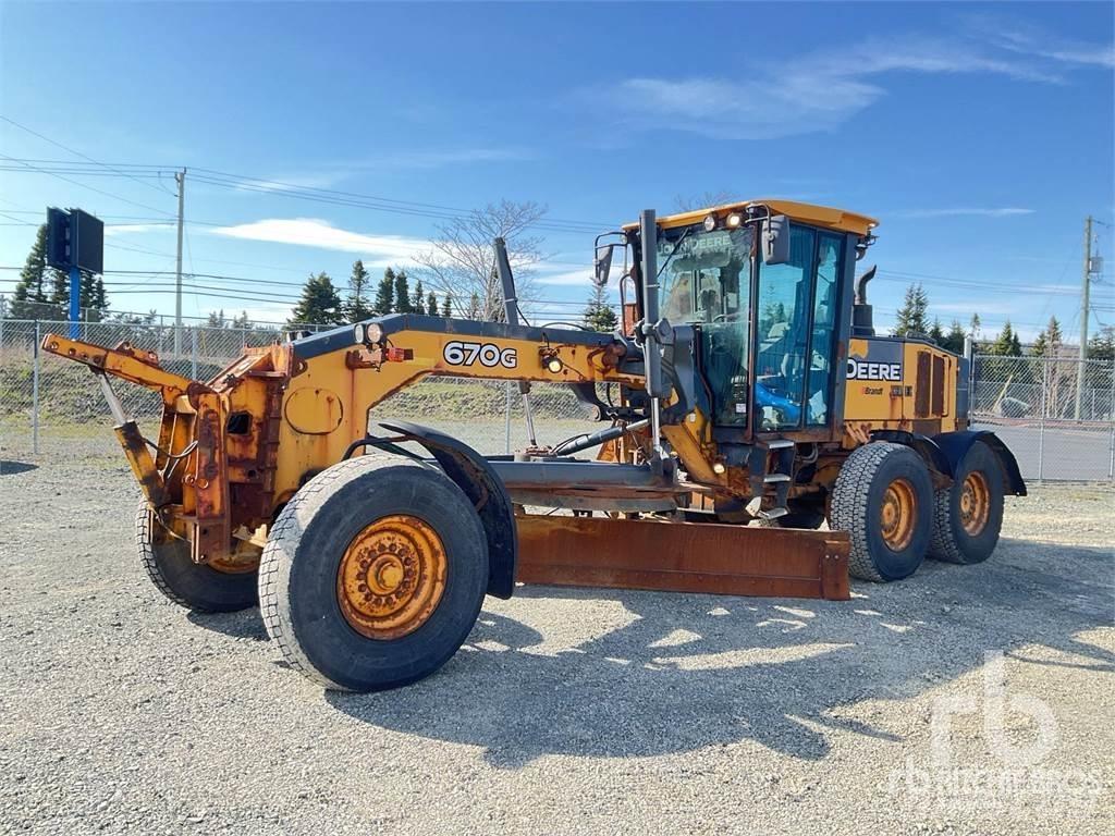 John Deere 670G Грейдери