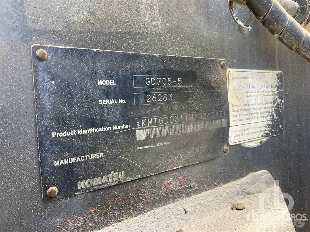Komatsu GD705-5 Грейдери