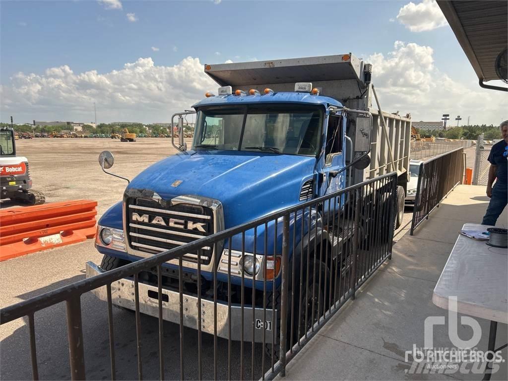 Mack CV713 Самосвал