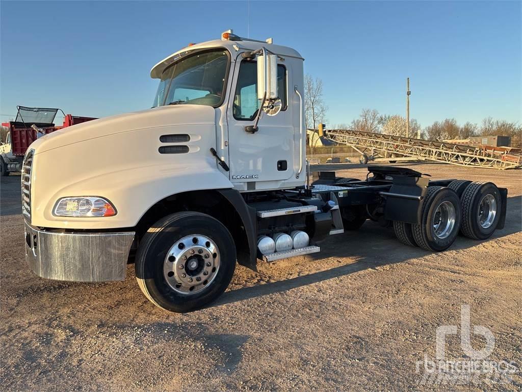 Mack CXU613 Влекачи