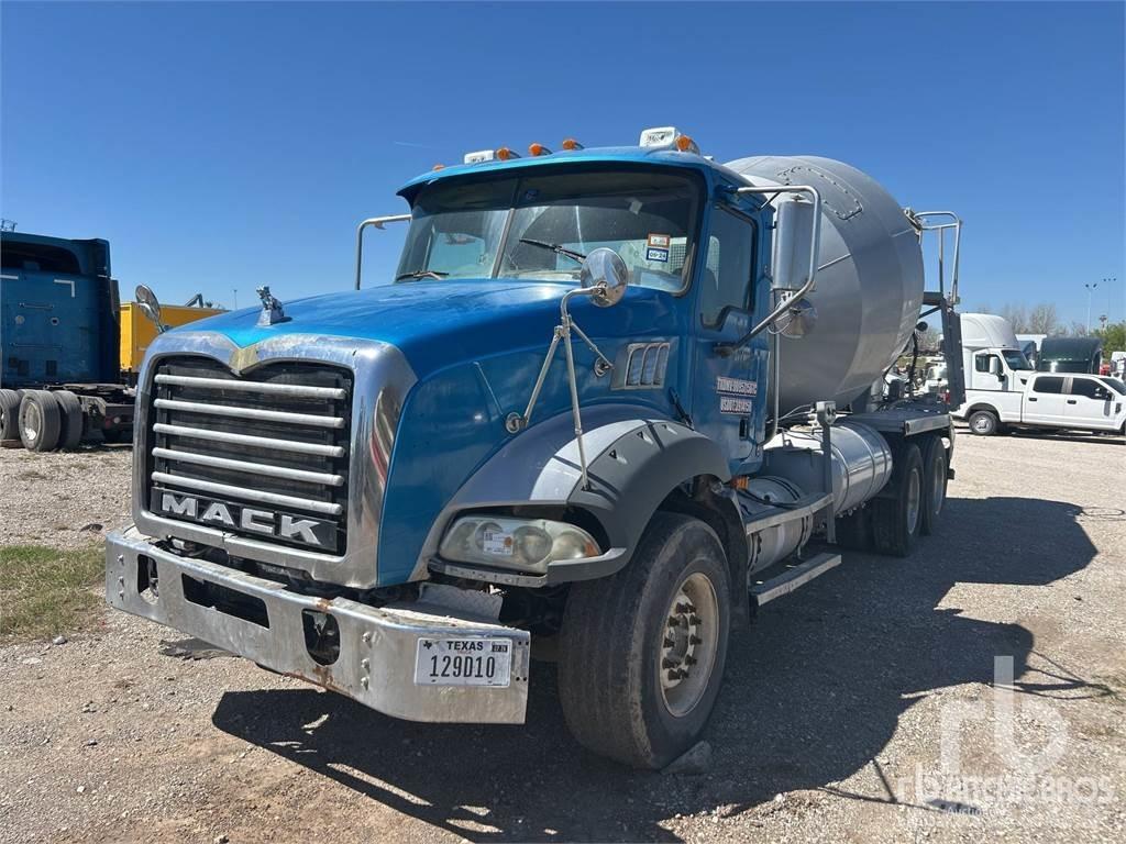 Mack GU813 Автобетоновози
