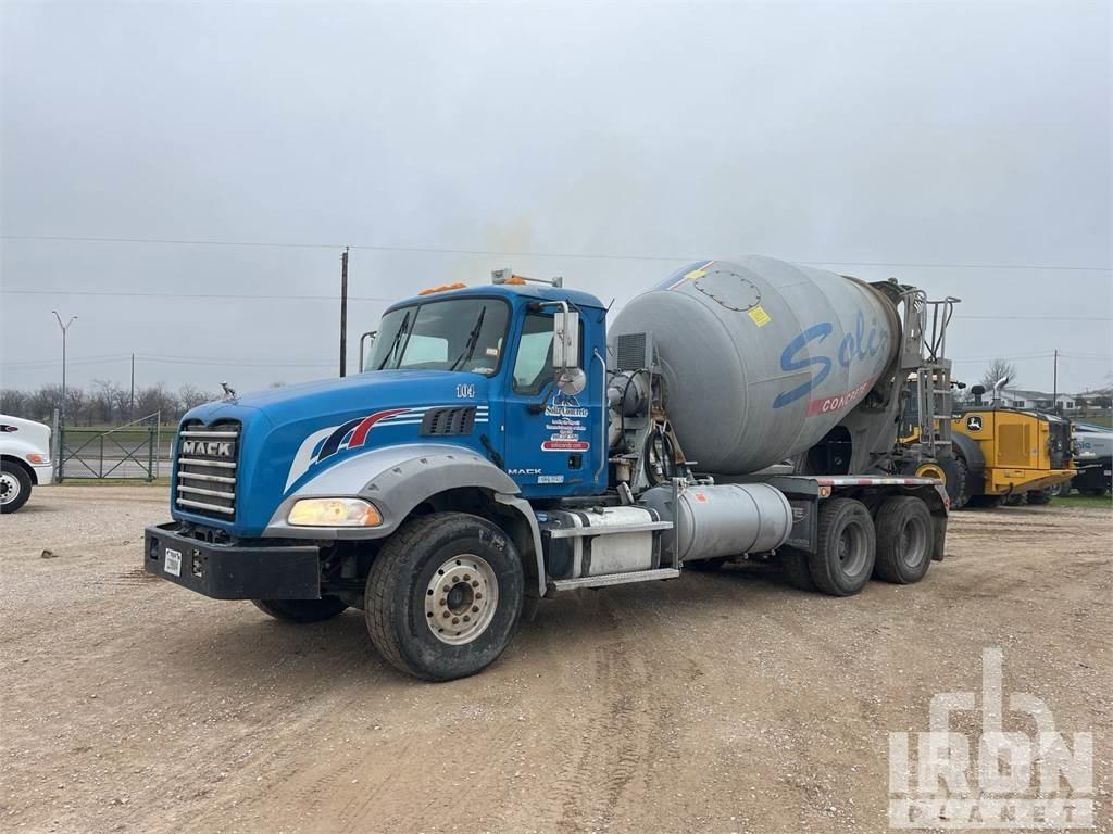 Mack GU813 Автобетоновози
