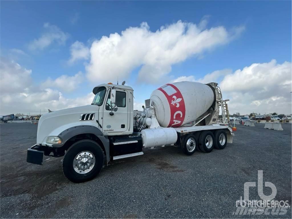 Mack GU813 Автобетоновози
