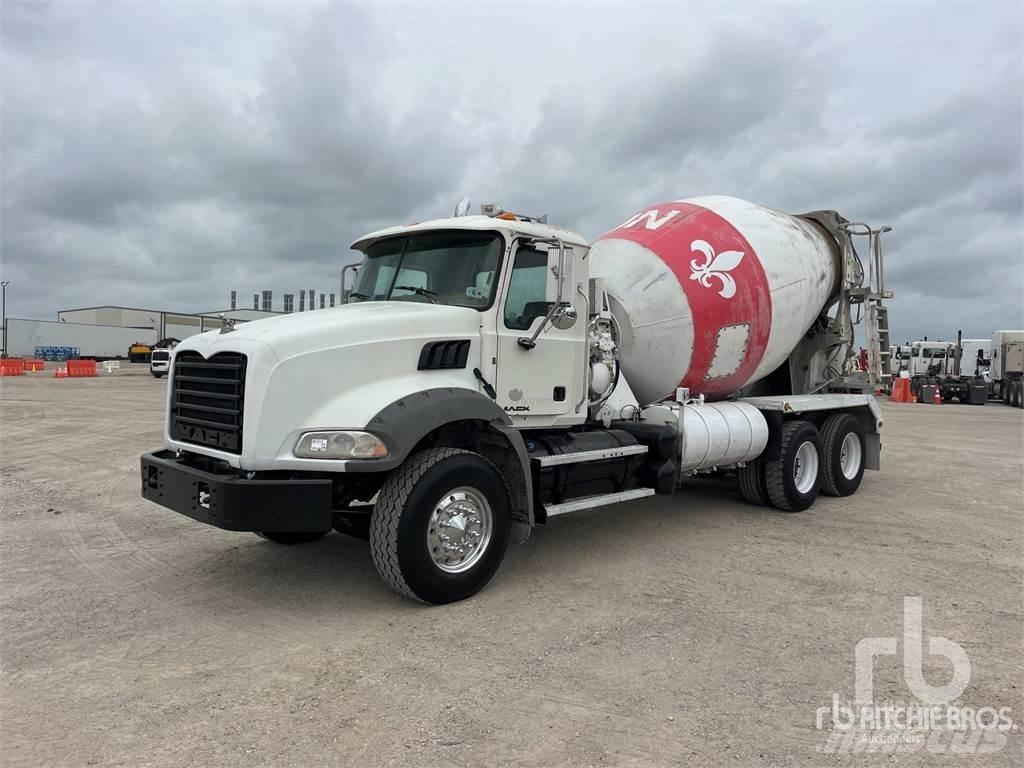 Mack GU813 Автобетоновози
