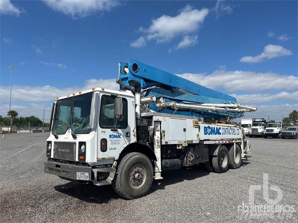 Mack MR688S Автобетоновози
