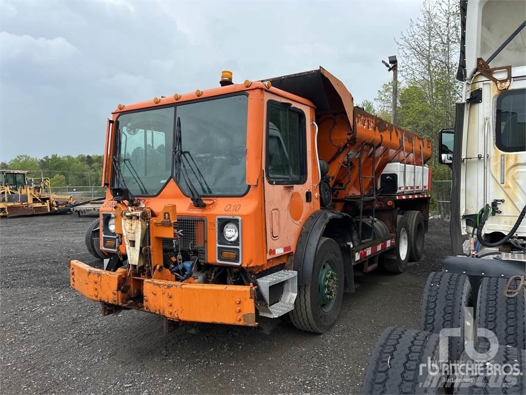 Mack MR688S Разстилачки на пясък и сол