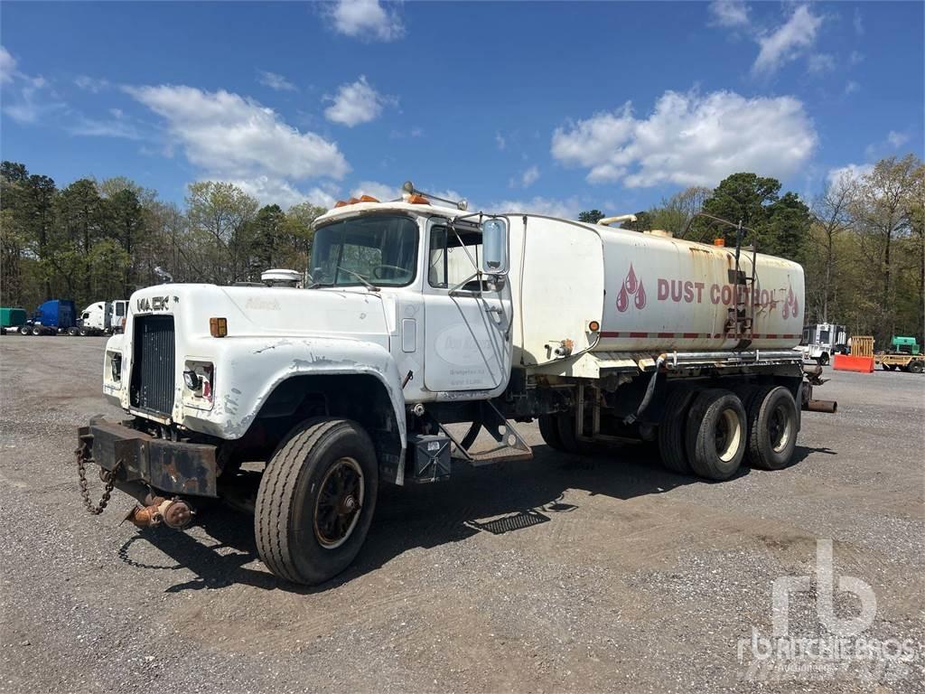 Mack RD685S Цистерни за вода
