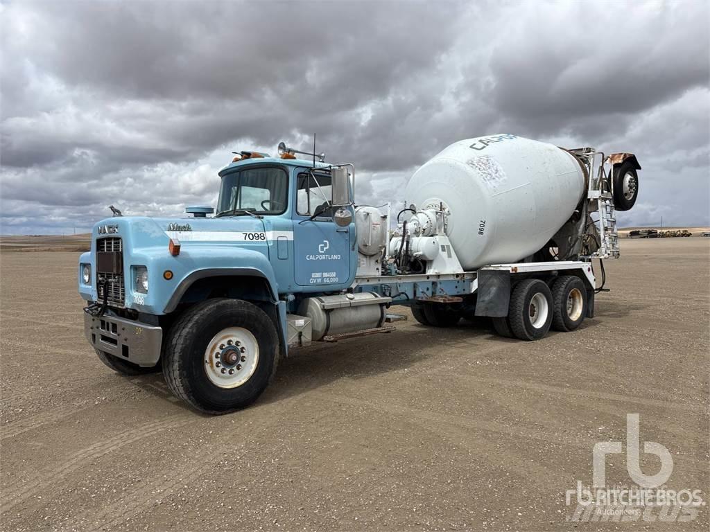 Mack RD690S Автобетоновози
