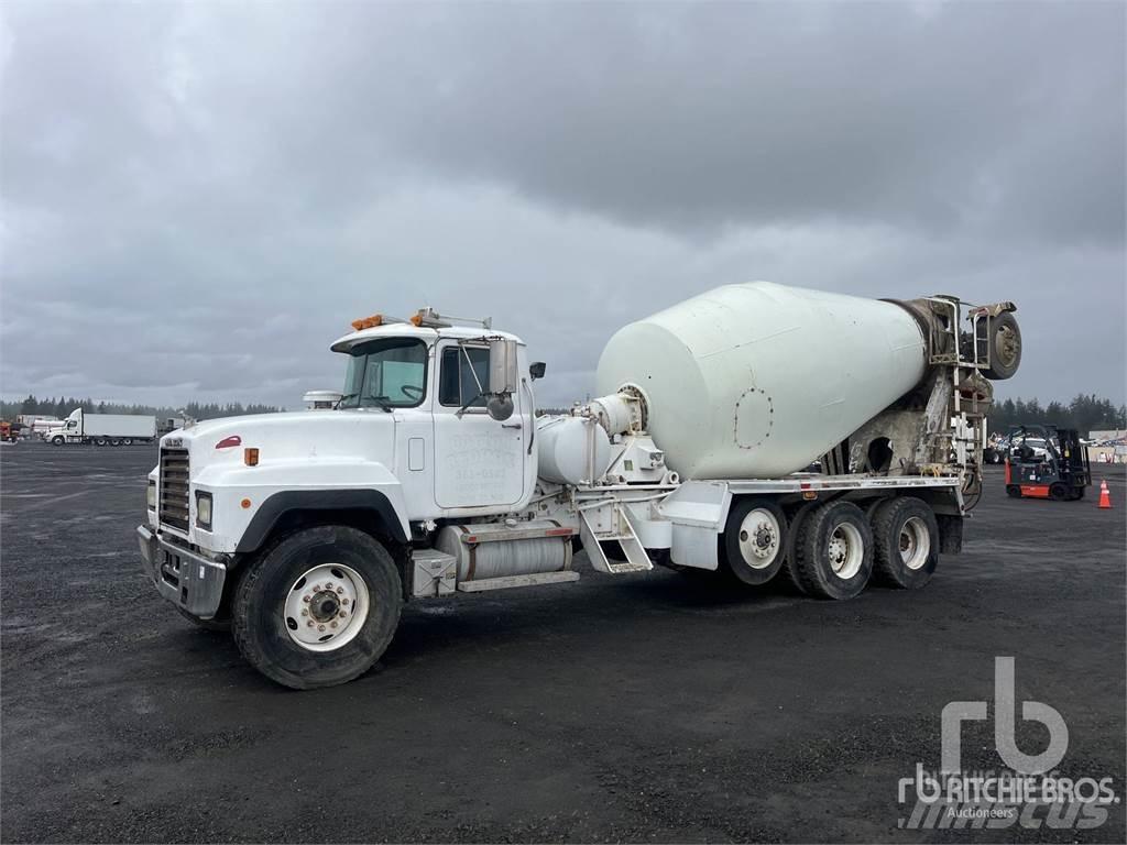 Mack RD690S Автобетоновози

