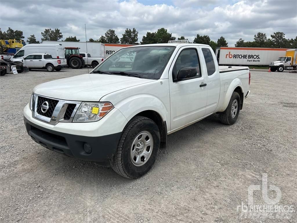 Nissan FRONTIER Пикапи
