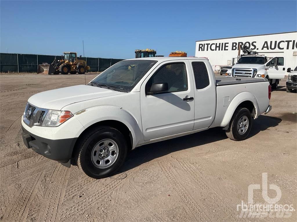Nissan FRONTIER Пикапи