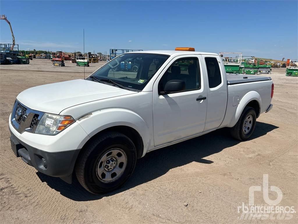 Nissan FRONTIER Пикапи