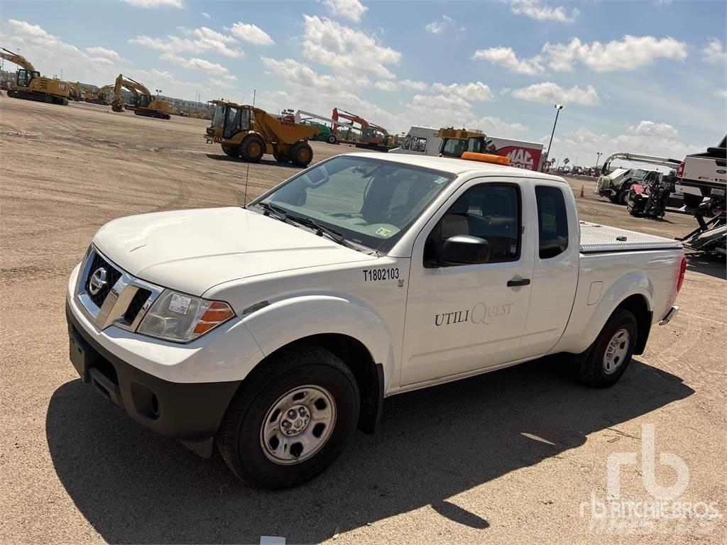 Nissan FRONTIER Пикапи