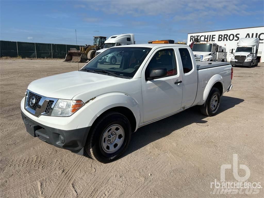 Nissan FRONTIER Пикапи