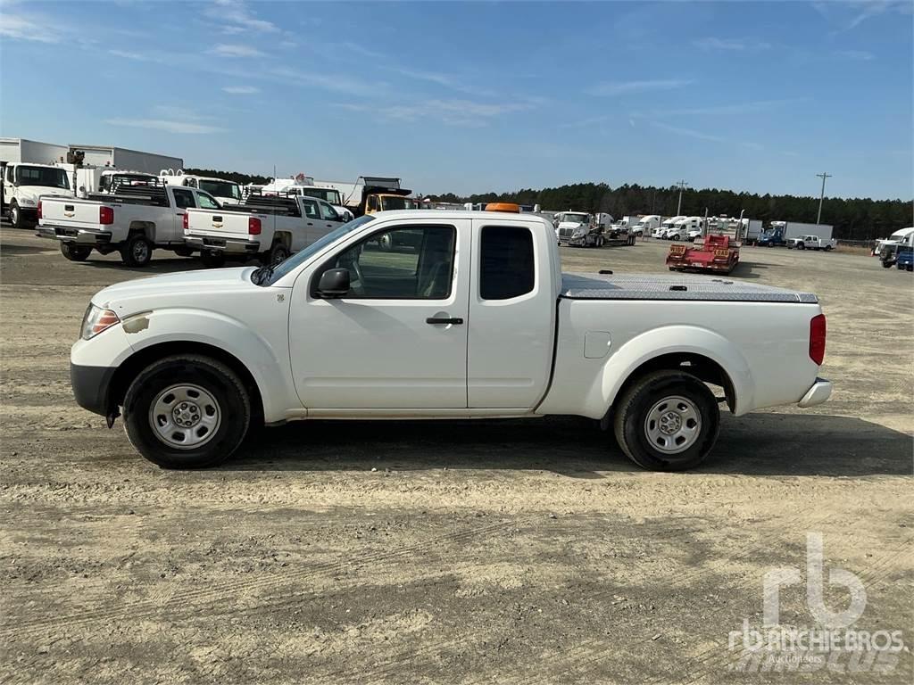 Nissan FRONTIER Пикапи