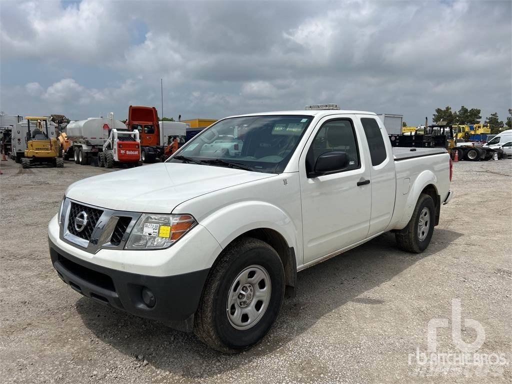 Nissan FRONTIER Пикапи