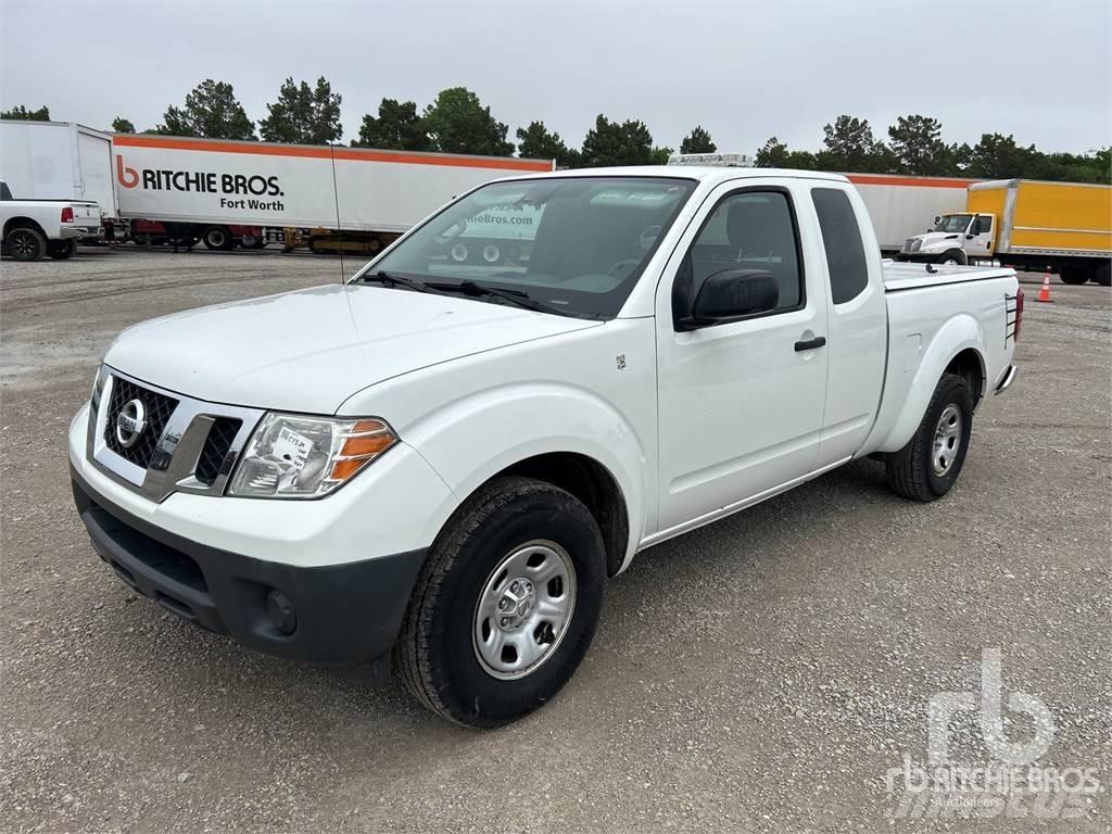 Nissan FRONTIER Пикапи