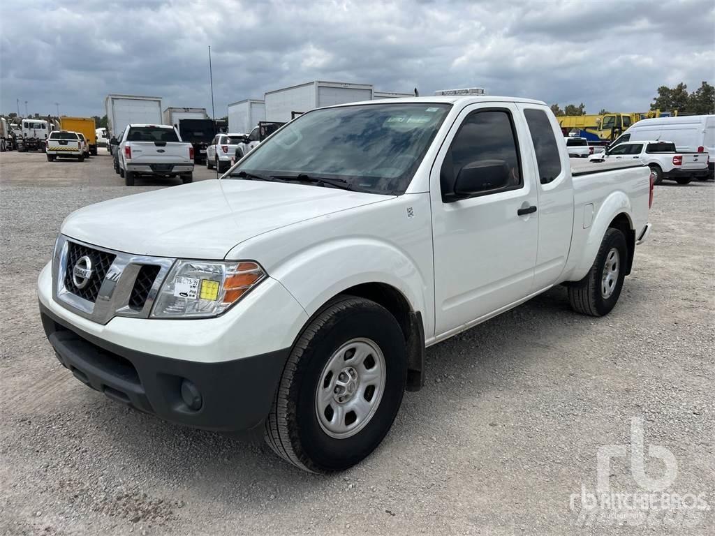 Nissan FRONTIER Пикапи