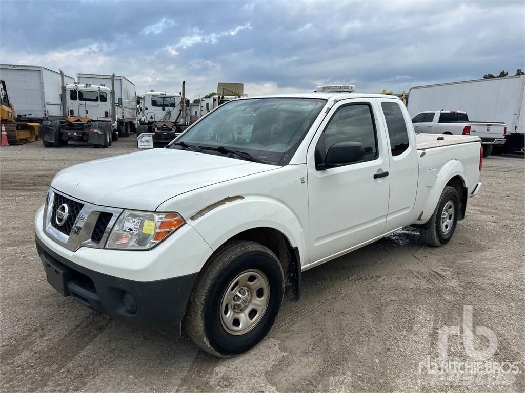 Nissan FRONTIER Пикапи