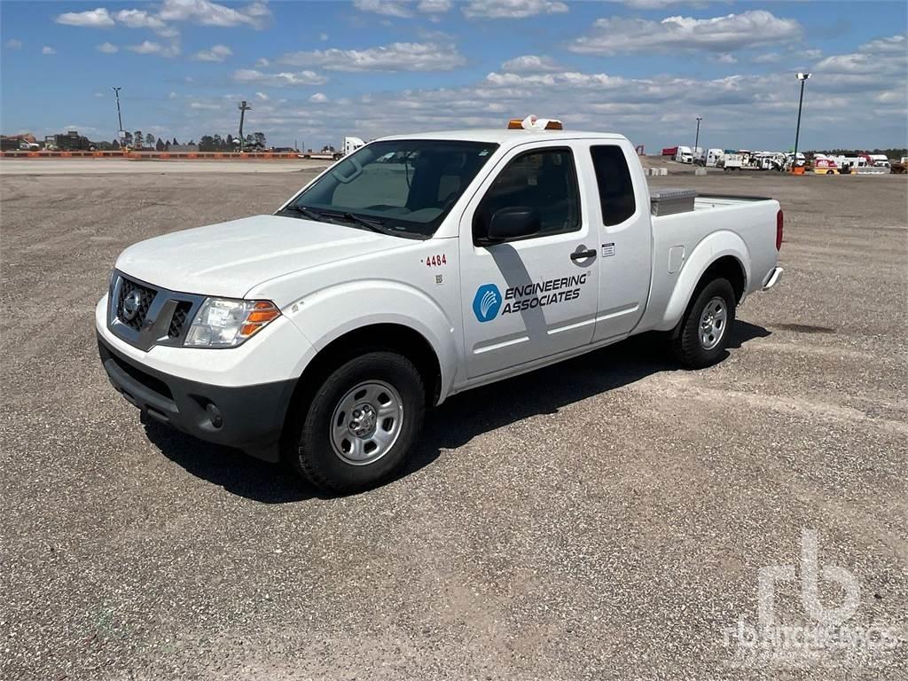 Nissan FRONTIER Пикапи