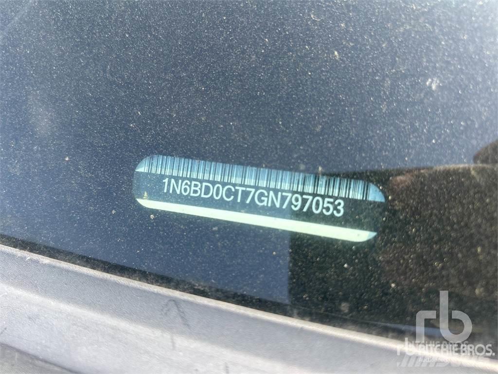 Nissan FRONTIER Пикапи