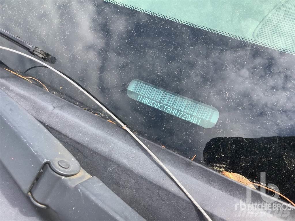 Nissan FRONTIER Пикапи