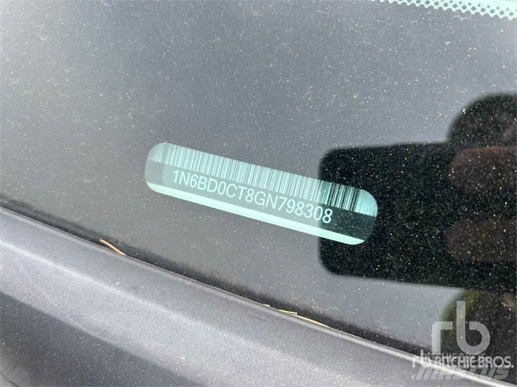 Nissan FRONTIER Пикапи