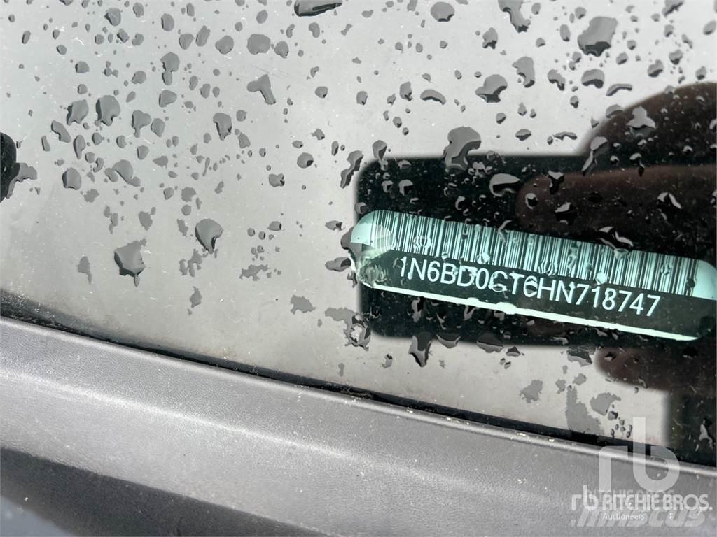 Nissan FRONTIER Пикапи